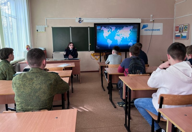 В Вяземском районе сотрудники полиции рассказали школьникам, чем опасны экстремистские проявления в обществе