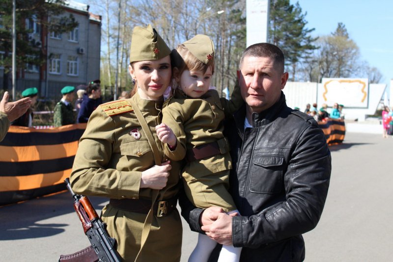 Полицейские Вяземского района в преддверии Дня семьи, любви и верности поделились историями создания своих семей