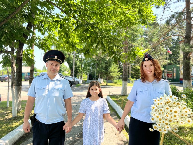 Полицейские Вяземского района в преддверии Дня семьи, любви и верности поделились историями создания своих семей