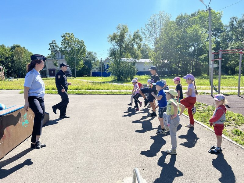 В Вяземском районе полицейские провели в реабилитационном центре для несовершеннолетних «Зарядку со стражем порядка»