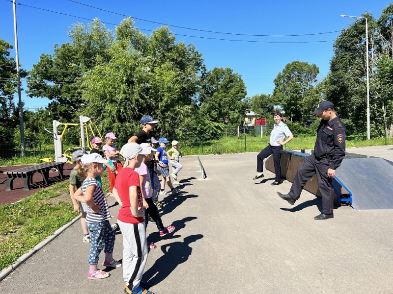 В Вяземском районе полицейские провели в реабилитационном центре для несовершеннолетних «Зарядку со стражем порядка»