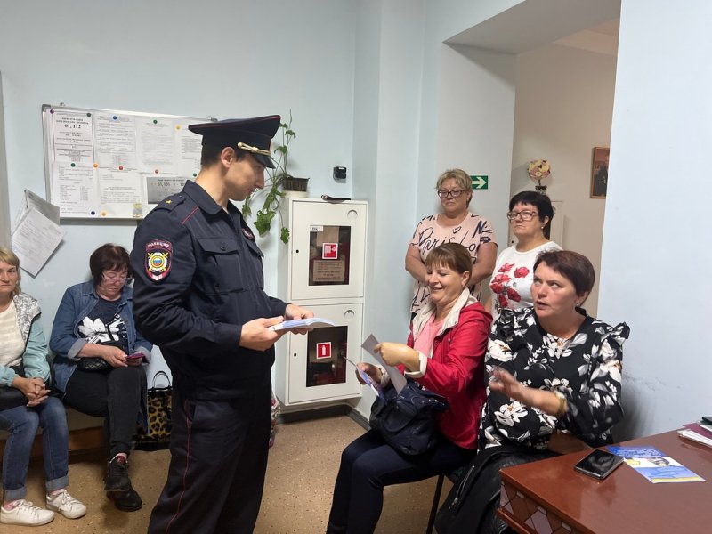 В Вяземском районе сотрудник полиции рассказал пенсионерам, как не стать жертвами мошенников