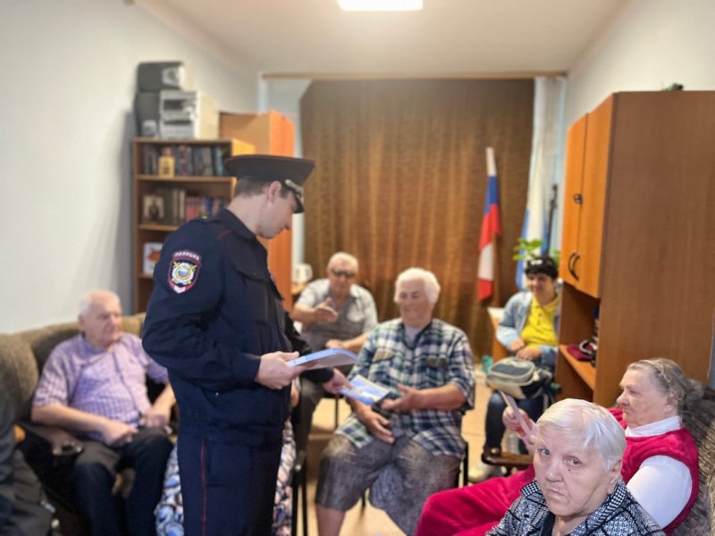 В Вяземском районе сотрудник полиции рассказал пенсионерам, как не стать жертвами мошенников